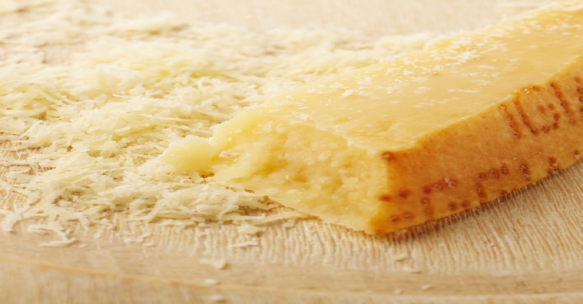 پنیر سفید و کهن ایتالیاست که از شیر گاو تهیه شده است پنیر پارمزان به دو نوع کهن و جوان وجود دارد پارمزان کهن طعمی بسیار عالی دارد و بهای بیشتری نسبت به پارمزان جوان دارد.